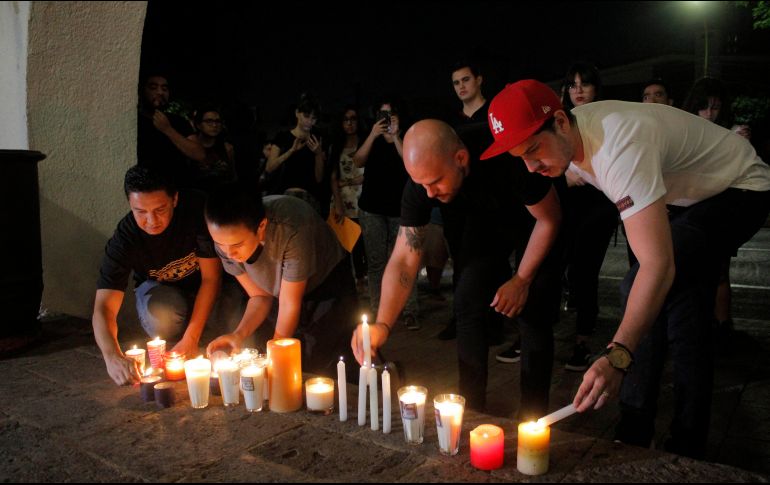 Estudiantes del Centro de Artes Audiovisuales (CAAV) se manifiestan este lunes frente a Casa Jalisco después de enterarse de la confirmación de la muerte de sus tres compañeros. SUN/RCC