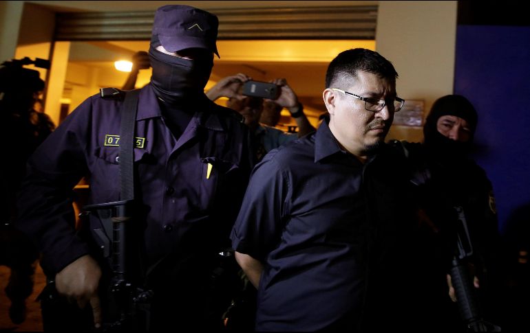 Tras su detención, Mario Huezo fue presentado a los medios de comunicación en la Dirección Central de Investigaciones de la PNC. EFE/R. Sura