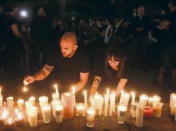 Docenas de jóvenes acudieron vestidos de negro a las puertas de Casa Jalisco para colocar veladoras en señal de protesta. EL INFORMADOR/C. Zepeda