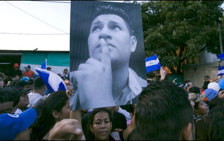 Una mujer sostiene el retrato de un joven muerto durante las protestas del pasado sábado 21 de abril durante una gran manifestación contra el Gobierno del presidente Daniel Ortega. EFE/J. Torres