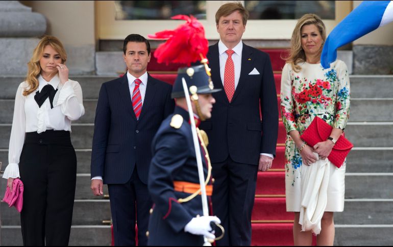 Peña Nieto y su esposa, acompañados por los reyes, se trasladaron hacia los jardines del palacio, previa firma del libro de visitantes distinguidos. AP/P. Dejong