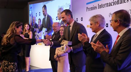 La brasileña Patricia Toledo de Campos (i) recibe de manos del rey Felipe el Premio Rey de España en la categoría de Periodismo Digital por el trabajo 