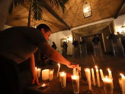 Estudiantes realizaron una vigilia en Casa Jalisco luego de que la Fiscalía informara que los jóvenes del CAAV fueron asesinados. EFE / C. Zepeda