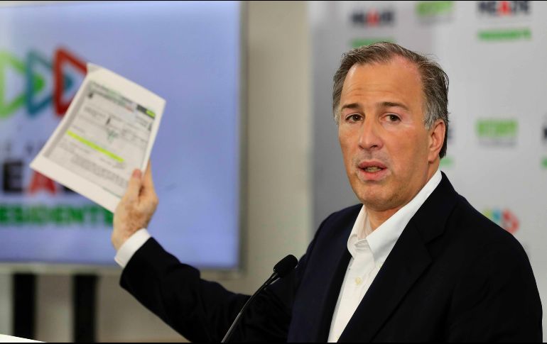 López Obrador critica que aunque Meade estudió derecho, 