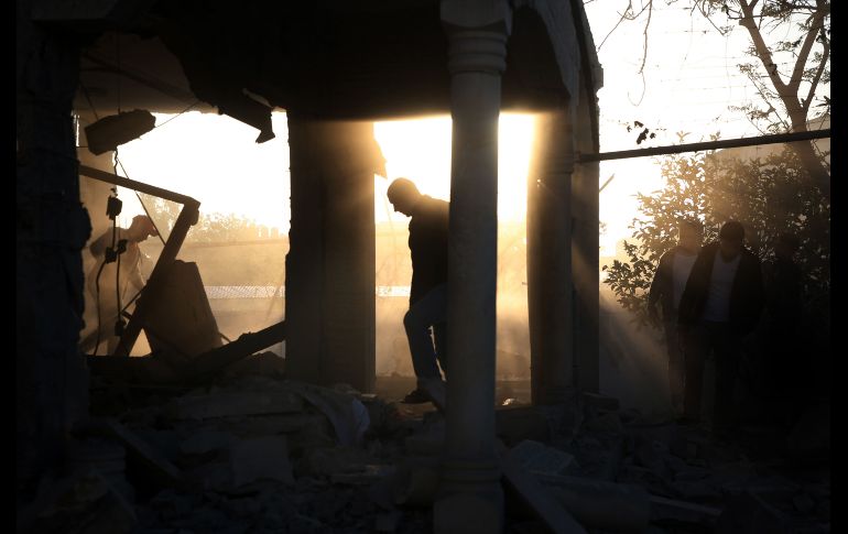 Palestinos inspeccionan la casa de un sospechoso de asesinar a un rabí israelí, luego de la demolición del inmueble por fuerzas israelíes en Jenin, Cisjordania. AFP/J. Ashtiyeh