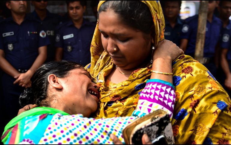 La familiar de una víctima del colapso del edificio Rana Plaza reacciona en una ceremonia en Savar, Bangladesh, en el quinto aniversario de la tragedia. En el inmueble, que albergaba fábricas de ropa, fallecieron al menos mil 130 personas. AFP/M. Uz Zama