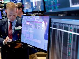 El Dow recortó 426.49 puntos, hasta 24 mil 022.20 unidades. AP / R. Drew