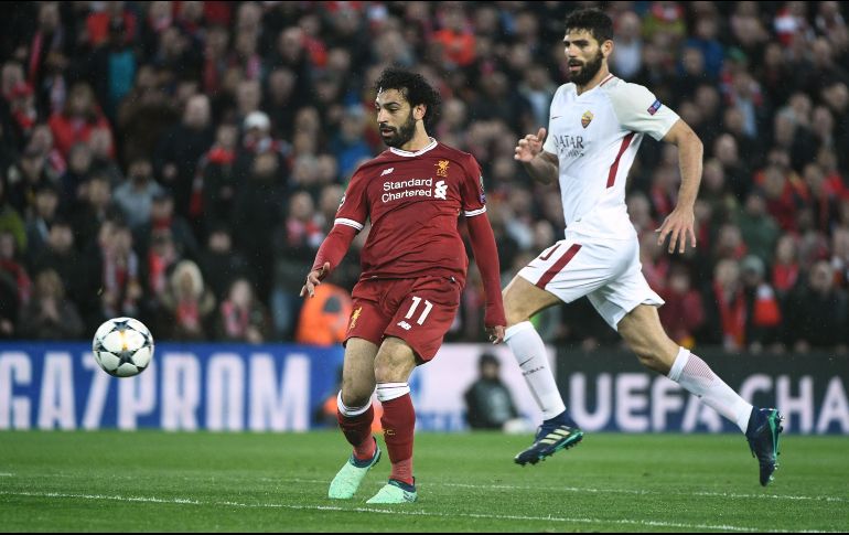 La ley del ex. Mohamed Salah (I), ex romanista, anota el segundo gol del Liverpool ante la mirada de Fazio. AFP/F. Monteforte