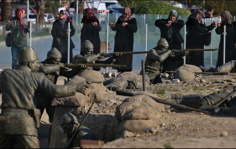 Personas observan el monumento a soldados turcos de la Segunda Guerra Mundial en Eceabat, Turquía, durante una ceremonia en conmemoración de la batalla de Galípoli de 1915. AP/E. Gurel