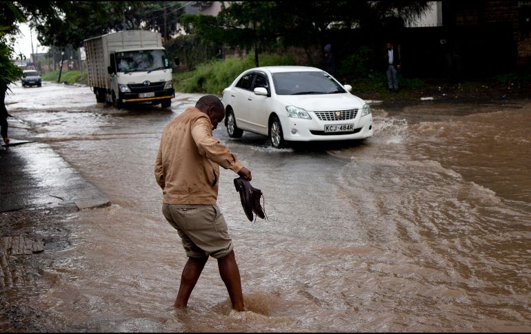 Un hombre cruza una calle inundada en el centro de Nairobi, Kenia, después de una fuerte lluvia. AP/S.  Abdul Azim