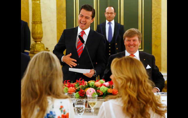 Los reyes ofrecieron una comida de honor al Mandatario mexicano y su esposa. Peña Nieto se ríe al pronunciar un discurso. AP/M. Kooren