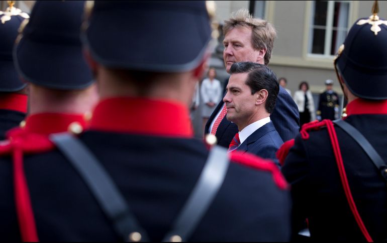 En la visita, parte de la gira por Europa de Peña Nieto, el mandatario y el rey mantuvieron un breve encuentro. AP/P. Dejong
