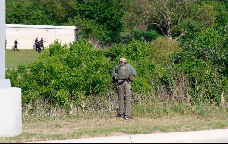 La policía está buscando a un sospechoso en los alrededores de la tienda. AP / R. Baselice/The Dallas Morning News