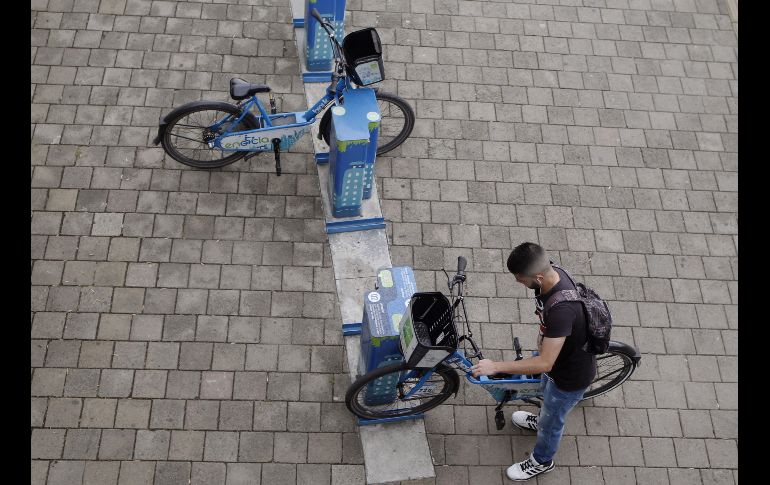 Un hombre usa una bicicleta del programa Encicla en Medellín, Colombia, durante la jornada del día sin carro. EFE/L. Noriega