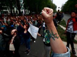 Más de 400 personas marcharon desde el Ángel de la Independencia exigiendo justicia para los estudiantes asesinados. EFE / J. Méndez