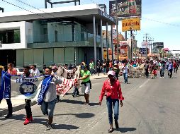 Hombres, mujeres y niños mantienen el paso con la intención de encontrar asilo en Estados Unidos. SUN/A. Escobar