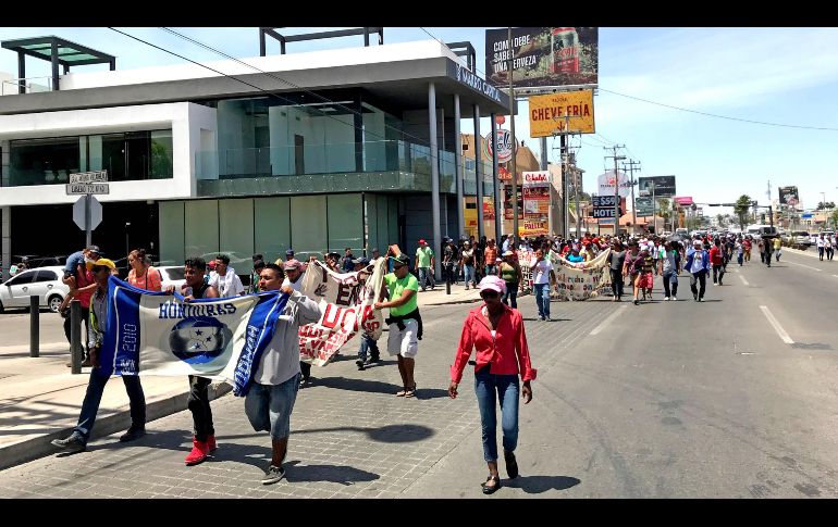 Hombres, mujeres y niños mantienen el paso con la intención de encontrar asilo en Estados Unidos. SUN/A. Escobar