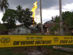 Diversas autoridades colaboran para apagar una columna de fuego de más de 10 metros de altura que proviene del yacimiento. AFP/I. Ismail