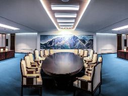 La mesa es ovalada para reducir entre los participantes 