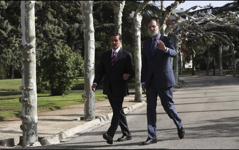 El presidente del Gobierno, Mariano Rajoy (d), durante la recepción en el Palacio de la Moncloa al presidente de México, Enrique Peña Nieto, con motivo de la visita oficial del mandatario en España. EFE/Ballesteros