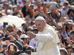 El Papa Francisco saluda a su llegada a la audiencia general de los miércoles en la plaza de San Pedro del Vaticano EFE/C. Peri