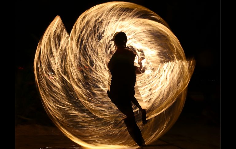 Un danzante con fuego hace una presentación en Boracay, en Filipinas, previo al cierre temporal de la isla. Las autoridades cerrarán el famoso punto turístico por seis meses, para que se recupere de la sobreocupación. AP/A. Favila