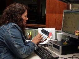 Resaltan la importancia de tomar descansos de cinco minutos por cada hora de trabajo, pues las actividades repetitivas y sin descanso son causa común de lesiones en el ambiente laboral. EL INFORMADOR / ARCHIVO