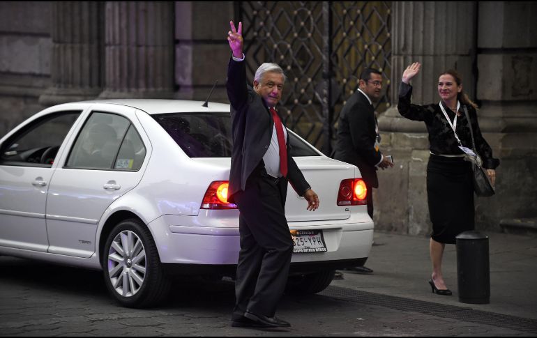 El auto Volkswagen Jetta blanco en el que llegó López Obrador al debate, tiene nueve multas en el registro. AFP / ARCHIVO