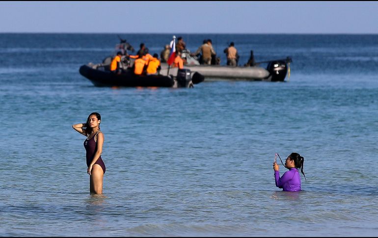 Una mujer posa para una foto en la isla de Boracay, uno de los principales destinos turísticos de Filipinas. AP/A. Favila