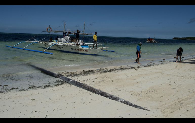 Una tubería de drenaje es visible en la playa Bulabog. El presidente Rodrigo Duterte llamó al lugar una 