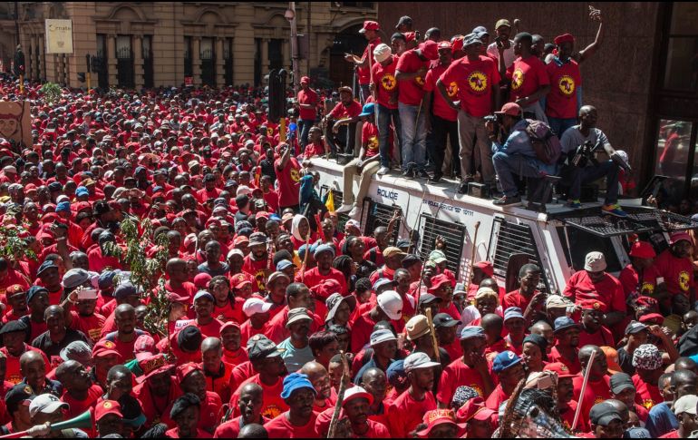 Manifestantes de un sindicato de trabajadores de la metalurgia protestan en Johannesburgo, Sudáfrica, en contra de una iniciativa del gobierno para un salario mínimo. AFP/M. Safodien