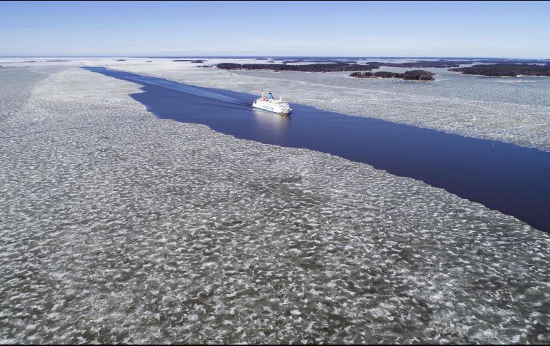 Un ferry navega a través de hielo derretido en un canal entre las islas del archipiélago Merenkurkku, en Finlandia. AFP/O. Morin