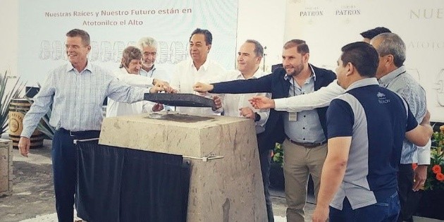Colocan primera piedra de nueva destiler&iacute;a de Tequila Patr&oacute;n