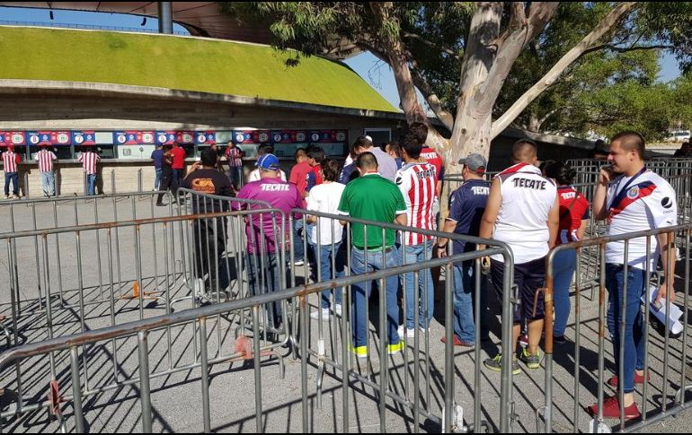Los revendedores hiceron acto de presencia en las cercanías del estadio, pero los aficionados prefieren hacer fila en las taquillas. EL INFORMADOR/J. Robles