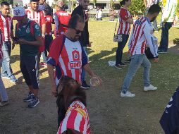 La hora cero llegó y muchos personajes pintorescos se dan cita en el estadio Akron. EL INFORMADOR/A. Ramírez