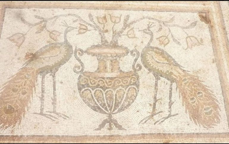 La pieza está integrada en el suelo del templo y contiene teselas de colores que forman motivos geométricos y figuras vegetales y animales. ESPECIAL