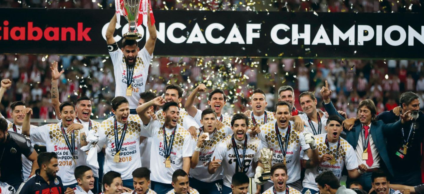 Miguel Basulto, cuyo padre perdió la vida a principios de semana, levantó el trofeo de la Liga de Campeones de Concacaf mientras sus compañeros celebraban. EL INFORMADOR/F. Atilano