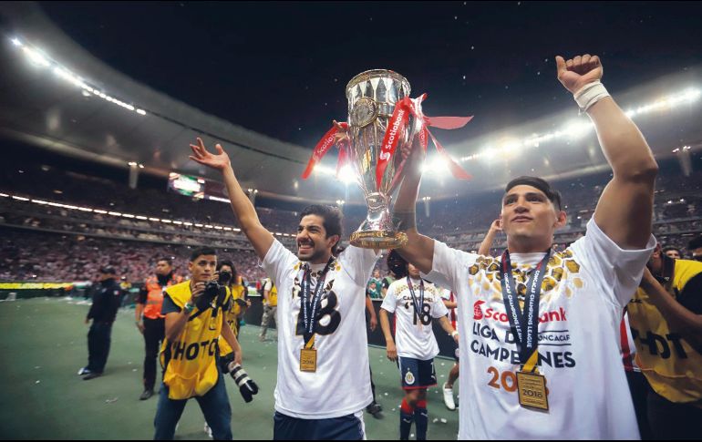 Orgullosos, Rodolfo Pizarro y Alan Pulido, comparten el trofeo con la grey rojiblanca que se unió a la celebración. EL INFORMADOR/F. Atilano