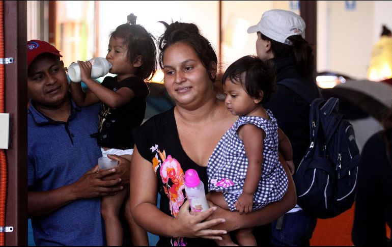 Decenas de personas esperan en asilos de Tijuana a la espera de cruzar la frontera. EFE/A. Zepeda
