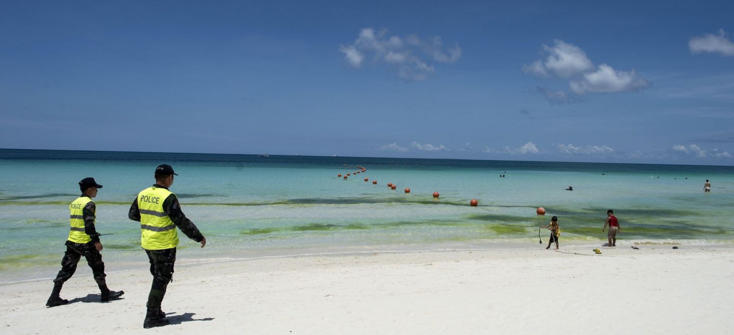 Policemen patrol on the beach on Philippine island of Boracay on Apri - Policemen patrol on the beach on Philippine island of Boracay on April 26, 2018. The Philippines shuttered its most famous holiday island Boracay to tourists on April 26 for a six-month clean-up, which the government has imposed with a muscular show of its security forces. / AFP / NOEL CELIS PHILIPPINES-ENVIRONMENT-TOURISM-BORACAY