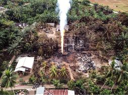 Los especialistas han tardado más de 24 horas en apagar el incendio, aunque todavía sale agua con gas de la perforación ilegal. AFP