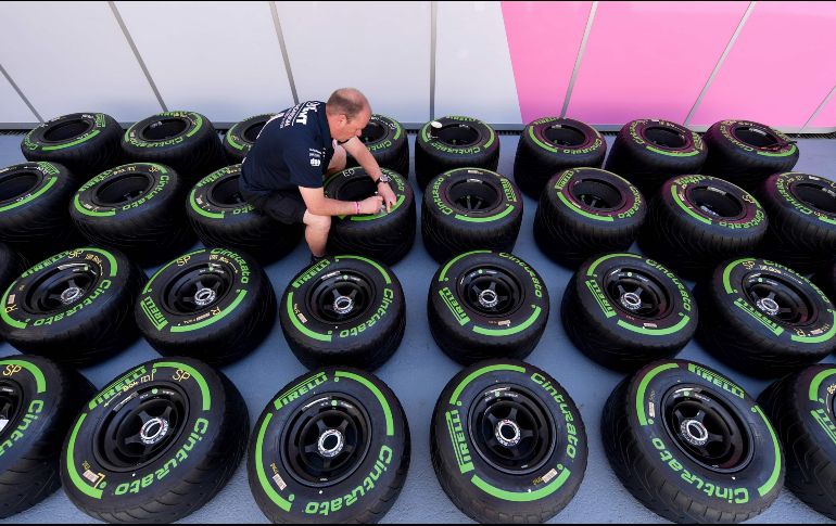 Un mecánico de Force India marca llantas previo al Gran Premio de Fórmula 1 de Azerbayán, en Bakú. AFP/A. Isakovic