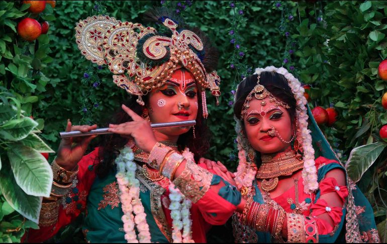 Devotos hindúes vestidos como los dioses Radha y Krishna posan para fotos en un festival en Ajmer, India. AFP/H. Sharma