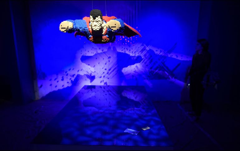 Un superhéroe armado con piezas Lego, del artista estadounidense Nathan Sawaya, se ve en La Vilette de París, previo a la apertura de la exposición 