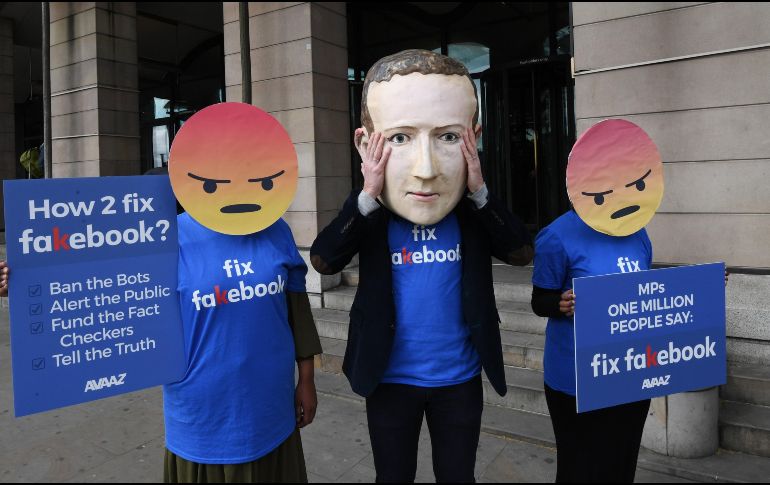 Manifestantes protestan en el centro de Londres. Mike Schroepfer, directivo de Facebook, comparecerá ante el Parlamento británico por las acusaciones por el uso fraudulento de los datos personales de millones de usuarios de la red social. EFE/ F.  Arrizabalaga