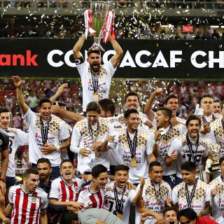 ''Chicharito'' y Salcedo felicitan a Chivas por su nuevo título