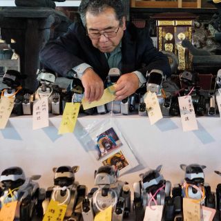 Despiden a robots dañados con funeral