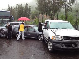 Hasta el lugar llegó la Policía Federal para deslindar responsabilidades y ordenar a las grúas el traslado de las unidades al corralón. NTX / ARCHIVO