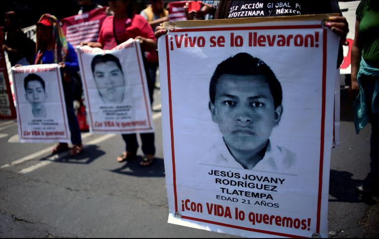 La protesta, es encabezada por familiares de los estudiantes normalistas, quienes portan carteles con los nombres y fotografías de sus hijos desaparecidos desde el 26 de septiembre de 2014. AFP/ P. Prado