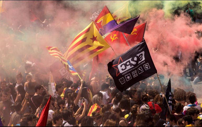 Estudiantes universitarios y de secundaria se manifiestan por el centro de Barcelona para reclamar una rebaja del 30% de las tasas universitarias, entre otras demandas. EFE/Q. García